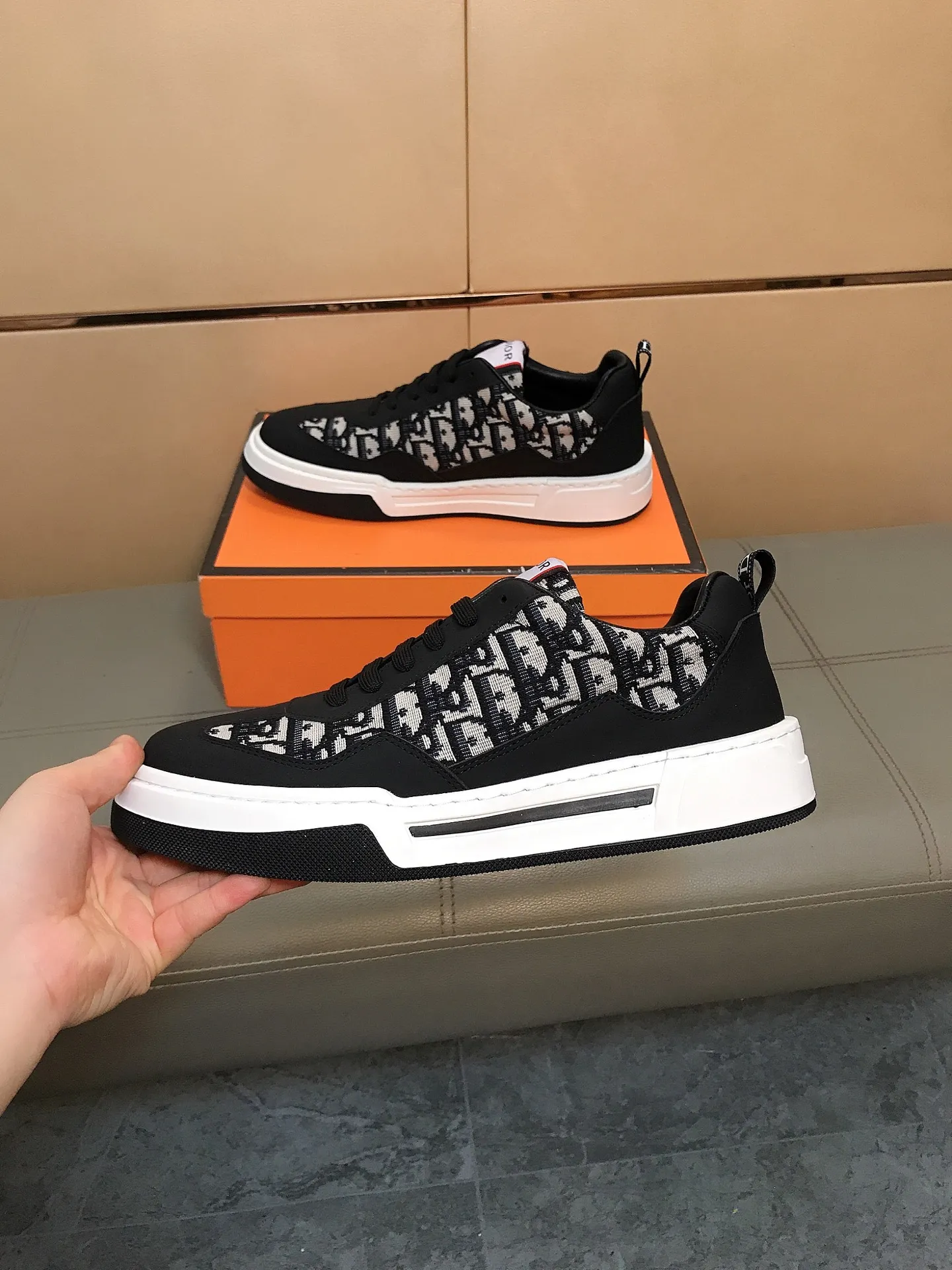 Factory price 400 ↔️↔️ (Dior) new men's casual sports shoes 👣 Full of charm, luxury style gentleman shoes. Upper: Made of imported Italian cowhide + printed fabric, sheepskin lining. Branded wear-resistant soles; with classic logos💋The whole pair of shoes is fashionable and casual yet high-end style🎈🎈Size: 38-44
